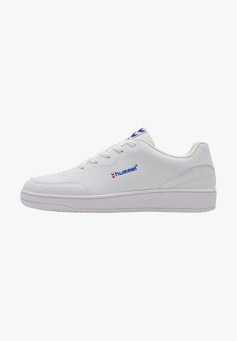 Zapatilla baja blanca de cuero texturizado, con cordones blancos, logo hummel azul en el lateral y patrón de flechas azules en la lengüeta.