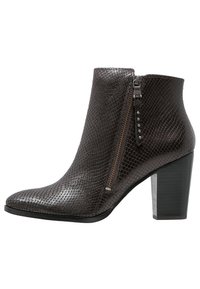 Stivaletto alla caviglia marrone con motivo a rettile, dotato di cerniera laterale, punta affusolata e tacco spesso. Texture liscia con dettaglio metallico sulla cerniera.