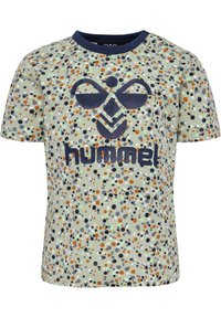 Grøn t-shirt med korte ærmer prydet med et farverigt prikmønster og marineblå kanter samt et stort marineblåt "hummel" logo i midten.