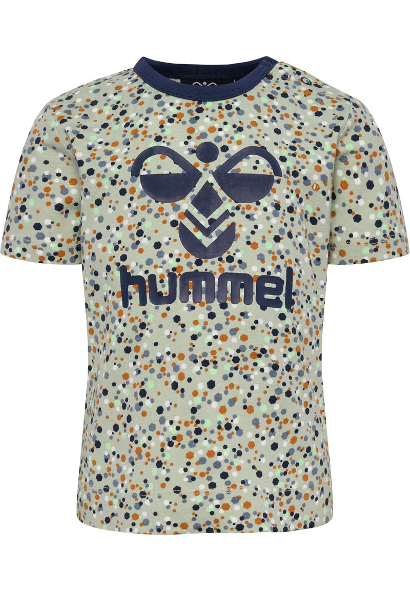 Grøn t-shirt med korte ærmer prydet med et farverigt prikmønster og marineblå kanter samt et stort marineblåt "hummel" logo i midten.
