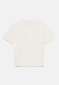 Īsām piedurknēm, apaļas apkakles krekls no off-white kokvilnas. Gluda tekstūra, minimāls dizains, un uz aizmugures nav redzamu logotipu vai akcents.