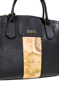 Borsa nera con texture e logo dorato, caratterizzata da un pannello centrale con un design di mappa vintage che evidenzia l'Alaska e le aree circostanti.