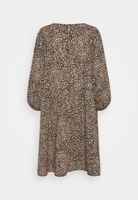 Svart och beige mönstrad klänning med långa ärmar och lös passform, rund halsringning och draperad midja.