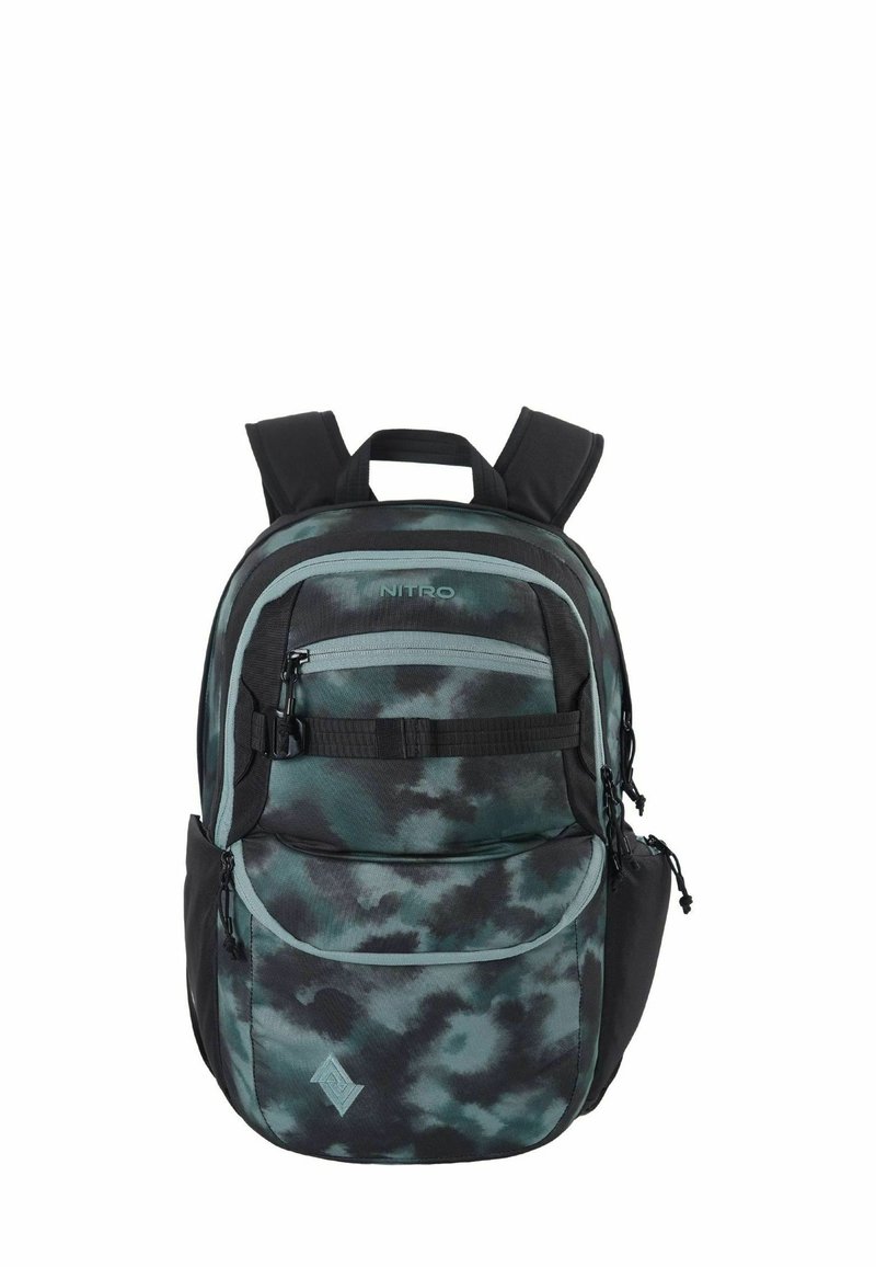 Sac à dos à motif camouflage en nuances de vert et de noir, avec plusieurs compartiments et bretelles rembourrées réglables pour plus de confort.