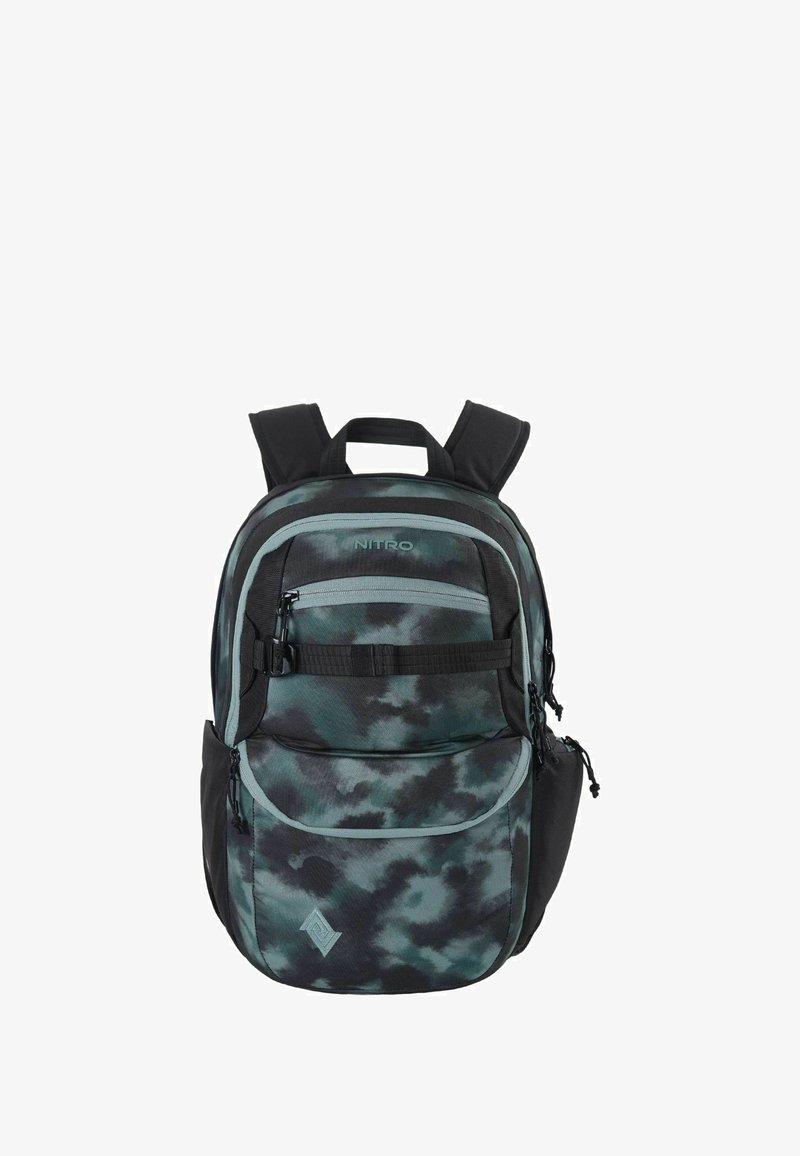 Sac à dos à motif camouflage en nuances de vert et de noir, avec plusieurs compartiments et bretelles rembourrées réglables pour plus de confort.