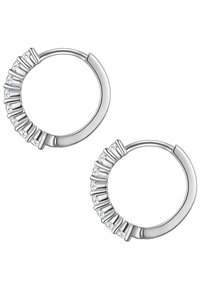 Silverhoopörhängen med en rad små, runda klara stenar längs ena sidan, med en slät, polerad yta och strukturerade detaljer.