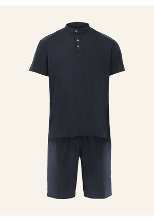 Marineblaues kurzärmeliges Hemd mit Stehkragen und Knöpfen, kombiniert mit passenden knielangen Shorts vor einfarbigem Hintergrund.