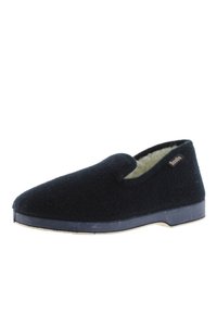 Pantufla negra hecha de fieltro con un forro interior suave de color claro. Presenta una punta redondeada, diseño sin cordones y una suela plana.