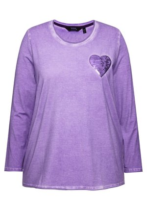 Fialová dlouhá halenka vyrobená z měkké tkaniny, s kulatým výstřihem a designem srdce ze flitrů na levé části hrudi.