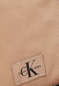 Calvin Klein Jeans ESSENTIALS REPORTER - Torba preko tijela - savannah tan