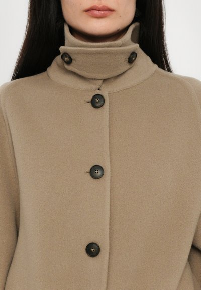 CLOSED BELTED COAT - Klasszikus kabát - clay beige