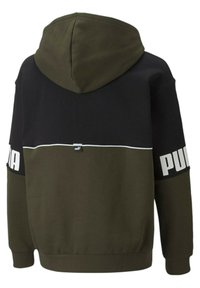 Felpa con cappuccio in verde oliva e nero. Presenta una striscia orizzontale bianca e un grande logo "PUMA" sulle maniche. Tessuto morbido.