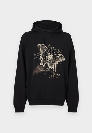 Hanorac negru cu glugă, prezentând un grafic mare și detaliat cu un fluture crem și text, cu buzunar tip cangur în față și manșete și tiv tip ripă.