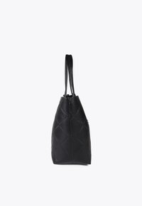 Schwarze gesteppte Handtasche mit zwei langen Tragegriffen, von der Seite betrachtet, die ihre konische Form und die strukturierte Oberfläche zeigt.
