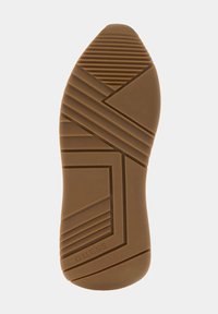 Semelle de chaussure en caoutchouc de couleur marron, avec des motifs géométriques, des rainures et le logo "GUESS". Texture lisse avec des profondeurs variables.