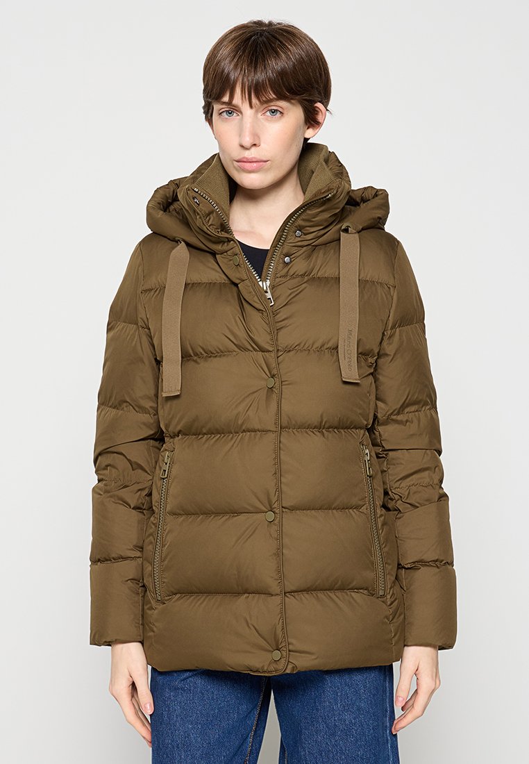 Olivgrüne gefütterte Jacke mit Kapuze, mit gestepptem Design, zwei seitlichen Reißverschlusstaschen und verstellbaren Riemen an den Schultern.