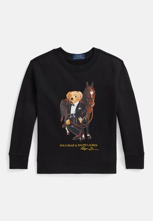 Sweatshirt preta com um gráfico de um urso de smoking ao lado de um cavalo. O design inclui detalhes coloridos e um logótipo na parte inferior.