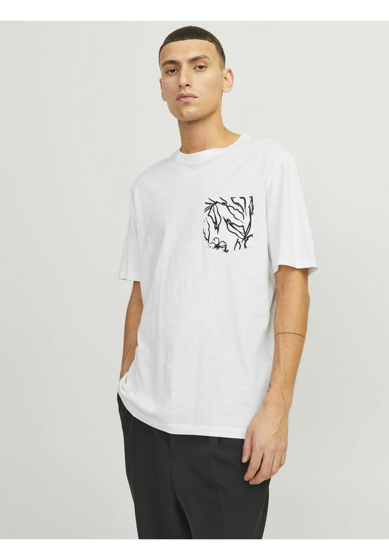 Hvid kortærmet t-shirt lavet af letvægtsstof med en sort blomstret lomme på venstre bryst.