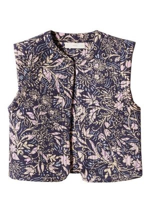 Bezrękawnik z krótkim krojem i zaokrąglonym dekoltem, z gęstym nadrukiem kwiatów i liści w odcieniach granatu, jasnego różu i beżu.