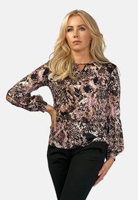 Langärmlige Bluse mit mehrfarbigem abstraktem Druck, einem Schlitzdetail, transparenten Ärmeln und strukturiertem Stoff in Nuancen von Rosa, Braun und Schwarz.