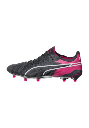 Zwarte en roze voetbalschoenen met een gestructureerde bovenkant, reflecterende zilveren accenten en roze noppen. Slank ontwerp met een laag profiel.