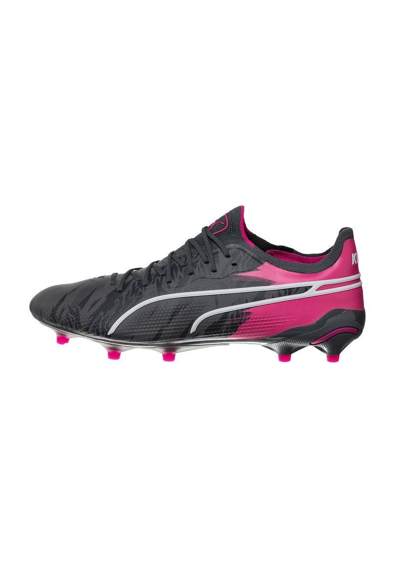 Zwarte en roze voetbalschoenen met een gestructureerde bovenkant, reflecterende zilveren accenten en roze noppen. Slank ontwerp met een laag profiel.