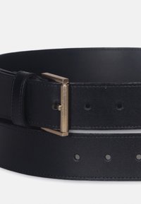Schwarzer Leder-Gürtel mit einer einfachen rechteckigen Metallschnalle in gebürstetem Gold. Verfügt über gleichmäßig verteilte Löcher zur Anpassung und eine glatte Textur.