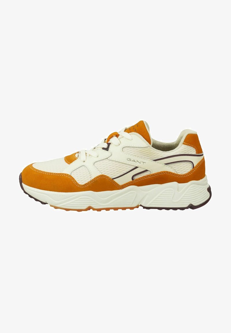 Die Sneakers sind aus einer Mischung aus weißem Leder und orangefarbenem Wildleder gefertigt, mit einer strukturierten Sohle, einem Schnürsystem und GANT-Branding an der Seite.