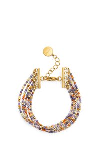 Pulsera de múltiples hilos que presenta herrajes en tono dorado, cuentas moradas, naranjas y de varios colores, con un cierre de langosta y cadena ajustable.