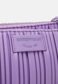 Fioletowa skórzana torebka na ramię z fałdowanym wzorem, srebrnym zamkiem błyskawicznym i wytłoczonym logo marki "EMPORIO ARMANI MILANO 1981".
