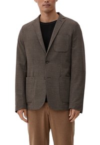 Brauner Hahnentrittmuster-Blazer mit zwei vorderen Taschen und einem einzigen Knopfverschluss. Über einem gerippten schwarzen Top getragen. Maßgeschneiderte Passform mit Revers.