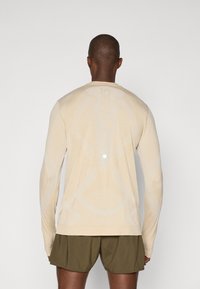 ASICS ROAD SEAMLESS TOP - Langarmshirt - cream
