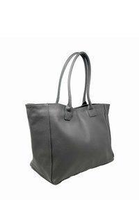 Szara skórzana torba na ramię z dwoma prostymi uchwytami, prostokątny kształt, teksturowana powierzchnia i kwadratowe akcenty przy załączonych uchwytach.