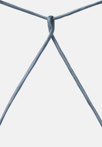 Yksittäinen sininen kangasnaru, joka on solmittu yksinkertaisella silmukkasolmulla yksinkertaisen valkoisen taustan edessä.