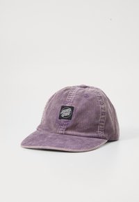 Căciulă din catifea purpurie cu bord plat și un patch logo brodat negru. Prezintă o textură ribată vertical și detalii de cusătură.
