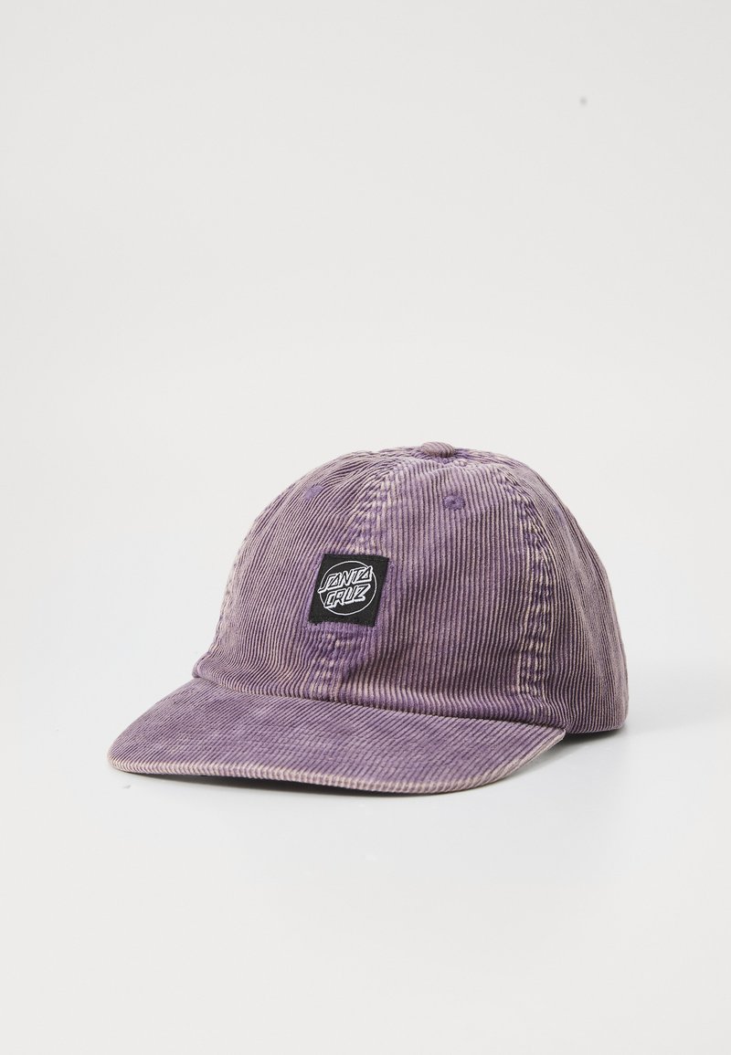 Căciulă din catifea purpurie cu bord plat și un patch logo brodat negru. Prezintă o textură ribată vertical și detalii de cusătură.