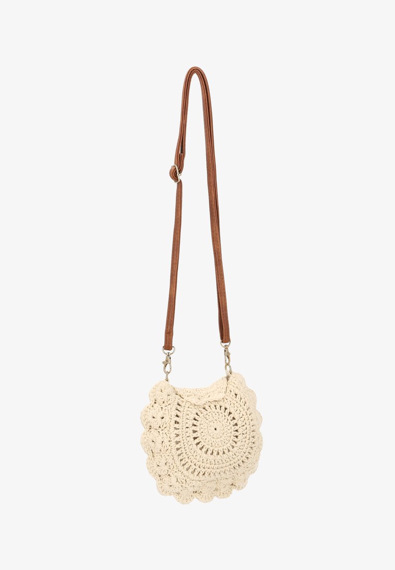 Crèmekleurige gehaakte tas met een cirkelvormig patroon, geschulpte randen en een bruine leren band. Voorzien van metalen bevestigingen.