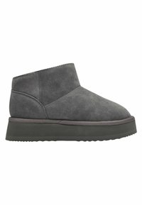 Bottines en suede gris avec un bout arrondi, une coupe basse, et une semelle en caoutchouc noir épaisse dotée d'un fond texturé pour l'adhérence.