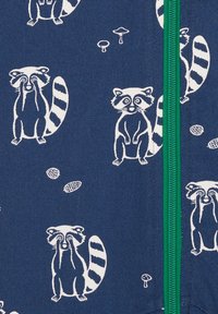 Navyblauer Stoff mit weißen Waschbären-Illustrationen, darunter zwei Waschbären in unterschiedlichen Posen. Grüner Reißverschlussakzent in der Mitte.