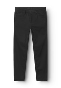 Jean noir en denim, avec une coupe slim, poches avant et une poche arrière. Texture lisse avec une esthétique minimaliste.