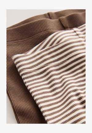 Material maro cu caneluri combinat cu un model în dungi crem și maro. Textură moale, evidențiind finisaje și culori diferite ale materialului.