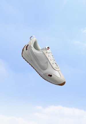 Nike Sportswear, PACIFIC UNISEX - Sneakers laag - white/photon dust/off white/tough red/black
