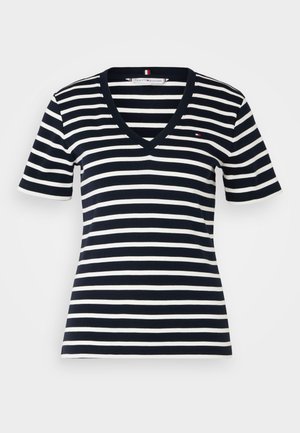 Marineblauw en witte gestreepte T-shirt met korte mouwen en V-hals, voorzien van een klein logo detail op de linker borst. Gemaakt van een zachte, rekbare stof.