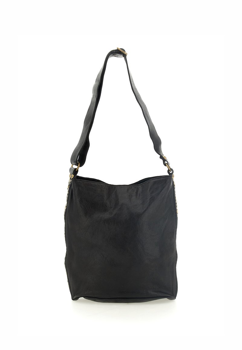 Borsa a spalla nera in pelle con una finitura morbida e testurizzata, ampia tracolla e hardware in tonalità oro sul lato. Si apre nella parte superiore.