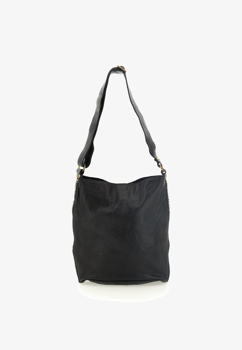 Borsa a spalla nera in pelle con una finitura morbida e testurizzata, ampia tracolla e hardware in tonalità oro sul lato. Si apre nella parte superiore.