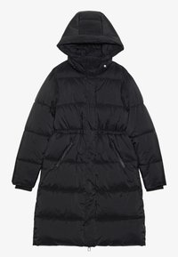 Cappotto imbottito nero con cappuccio, dotato di vita cinte, tasche con zip e dettagli trapuntati. Tessuto lucido e liscio con finitura opaca.