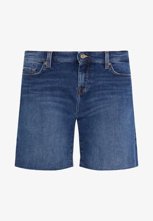 Shorts en denim d'une teinte bleu moyen avec une finition légèrement délavée, dotés d'un design classique à cinq poches et d'une fermeture à bouton en métal.