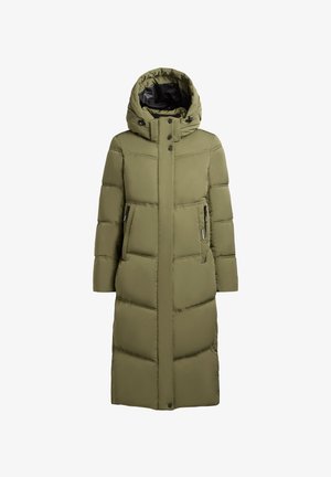 Giacca puffer verde oliva con cappuccio, di lunghezza lunga, tasche laterali con zip e design trapuntato con cuciture orizzontali prominenti.