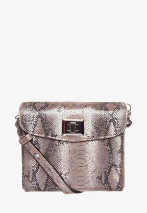 Metallic pink slangeskinds mønster skuldertaske med flaplukning, der har et rektangulært sølv hardware-udele og en justerbar rem.