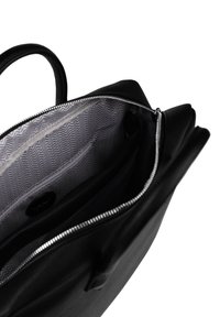 Schwarze Leder-Shopper-Tasche, mit einem Reißverschluss oben und einem gemusterten grauen Innenraum. Verfügt über mehrere Fächer zur Organisation.